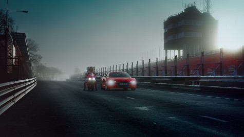 Isle of Man TT : Audi R8 vs Ducati 1299 Panigale S