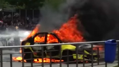 Incendiu în București: un autoturism a ars complet