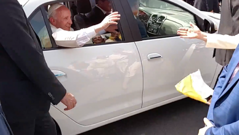 Papa Francisc se plimbă într-un Logan prin Armenia