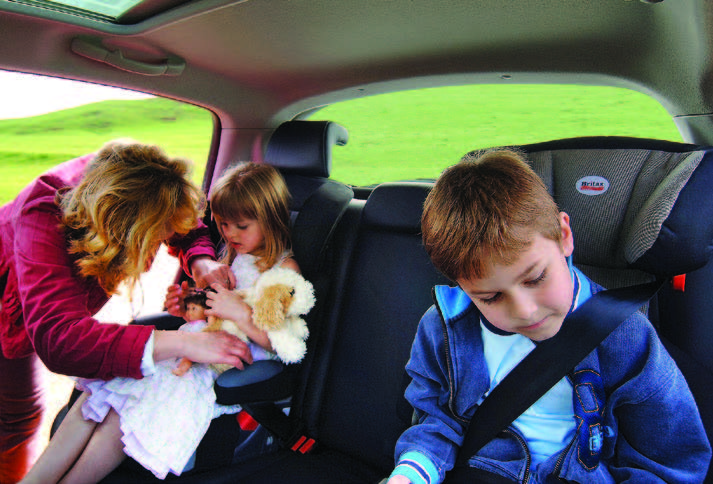 Urmează să plecaţi cu toată familia în voiaj. Pentru voiajul copiilor în automobil, indiferent de vârstă, trebuie să luaţi câteva măsuri speciale de precauţie.