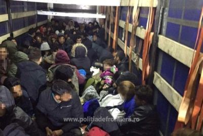 Vama Nadlac: 111 migranți ascunși într-un camion
