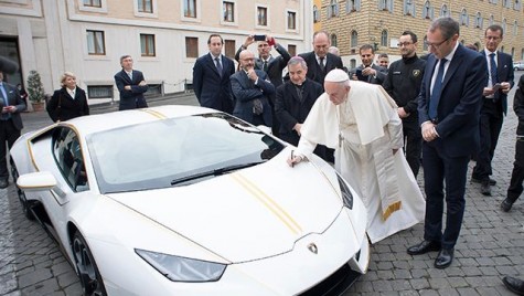 Un Lamborghini primit de Papa Francisc a fost vândut la licitație
