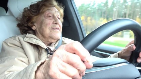 Bunicuța de 92 de ani, care a condus mașini sovietice toată viața, trece acum la Tesla!