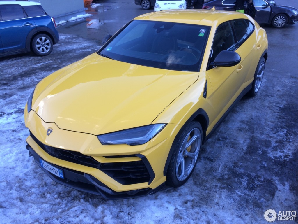 Lamborghini Urus pe strada (3)