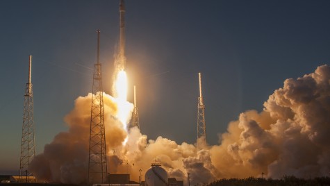 Elon Musk și-a trimis mașina în spațiu la bordul navei spațiale Falcon Heavy