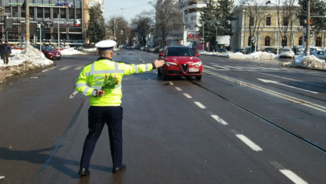 Polițiștii de la Brigada Rutieră din București au „amendat” șoferițele cu flori și mărțișoare