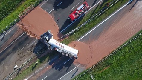 Accident… delicios. O cisternă cu 12 tone de ciocolată s-a răsturnat pe autostradă