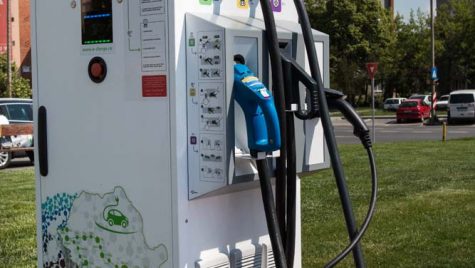 Enel va construi o rețea de stații de încărcare pentru mașinile electrice în România