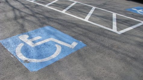 Amenda minimă pentru parcarea pe locurile rezervate persoanelor cu handicap crește la 2.000 lei