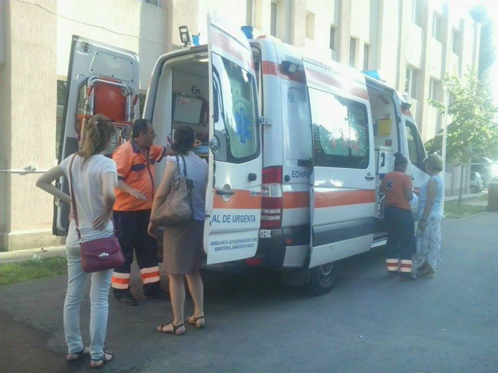 Mergeau încet cu ambulanța ca să poată fura combustibil