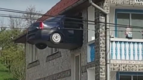 Viziune artistică bizară: Mașină Dacia Logan, zidită în peretele unei case, la etajul 1 (VIDEO)