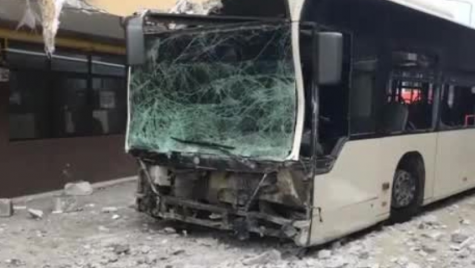 Accident în Capitală! Un autobuz STB a lovit patru mașini și a intrat într-un bloc!