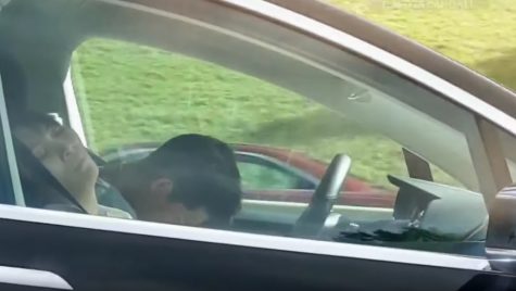 Viral: Un șofer doarme dus la volanul mașinii pe autostradă!