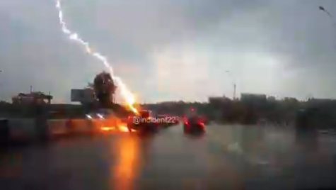 Imagini incredibile! O maşină a fost lovită de fulger de două ori într-o secundă (VIDEO)