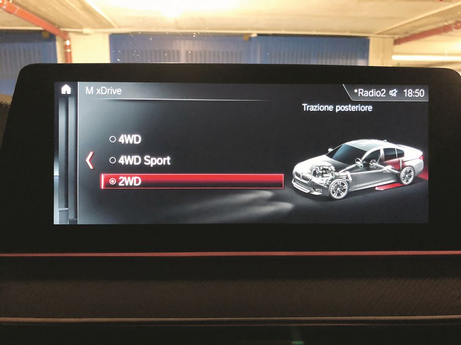 Două roți motrice Comportamentul se modifică radical, pentru că supravirarea este prezentă la tot pasul. Este suficient să spunem că ești forțat să tai gazul la ieșirea din orice viraj și să te comporți blând cu accelerația, chiar și în treapta a cincea. În ciuda puterii imense, motorul V8 dezvoltă liniar cuplul, fapt care conduce la o coordonare bună a accelerației cu direcția. În acest mod, timpul turului de pistă pe circuitul Vairano crește la 1:17,619 minute.