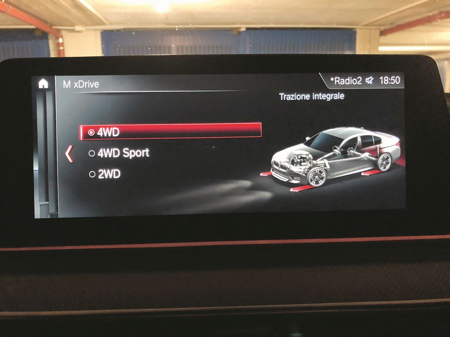 Două roți motrice Comportamentul se modifică radical, pentru că supravirarea este prezentă la tot pasul. Este suficient să spunem că ești forțat să tai gazul la ieșirea din orice viraj și să te comporți blând cu accelerația, chiar și în treapta a cincea. În ciuda puterii imense, motorul V8 dezvoltă liniar cuplul, fapt care conduce la o coordonare bună a accelerației cu direcția. În acest mod, timpul turului de pistă pe circuitul Vairano crește la 1:17,619 minute.