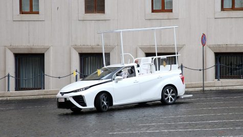 Un exemplar Toyota Mirai a fost convertit în papamobil pentru Vatican