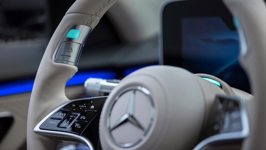 Mercedes-Benz AG erhält weltweit erste international gültige Systemgenehmigung für hochautomatisiertes FahrenMercedes-Benz receives world's first internationally valid system approval for conditionally automated driving