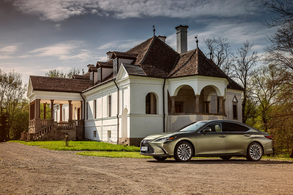 Lexus ES Hybrid si Castelul Kalnoky autoexpert.ro