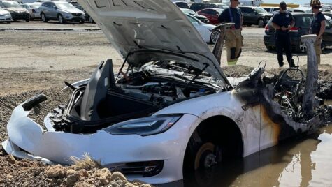 Video: Tesla Model S, topită de incendiu