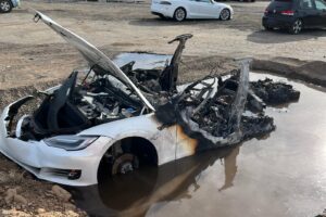 Tesla Model S, topită de incendiu autoexpert.ro