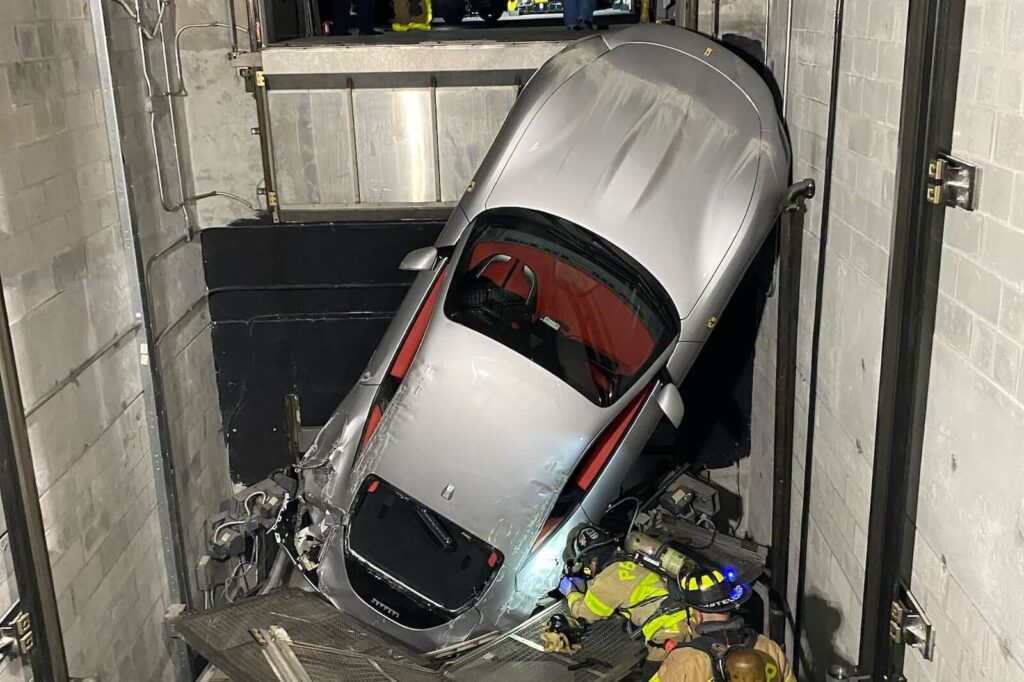 Ferrari Roma de 250.000 dolari, căzut din lift