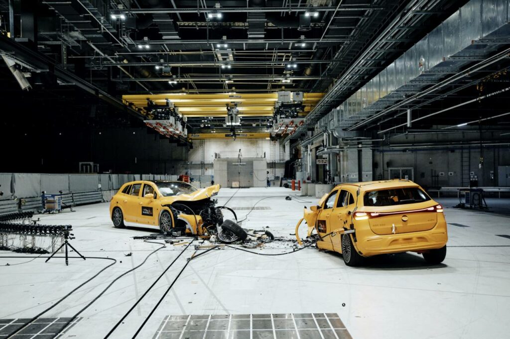 Mercedes-Benz EQA și EQS SUV test impact