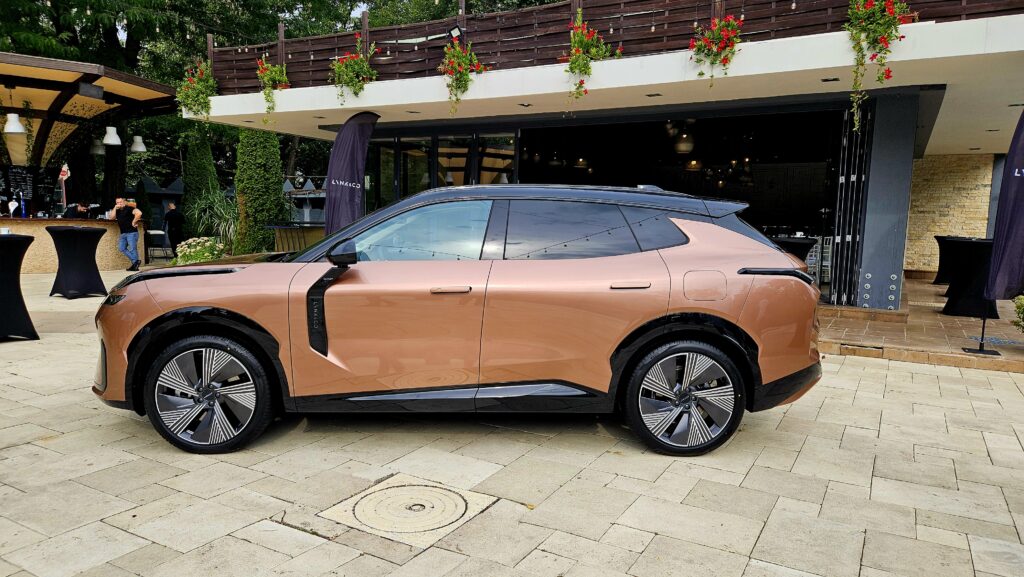 Lynk & Co 08 AutoExpert