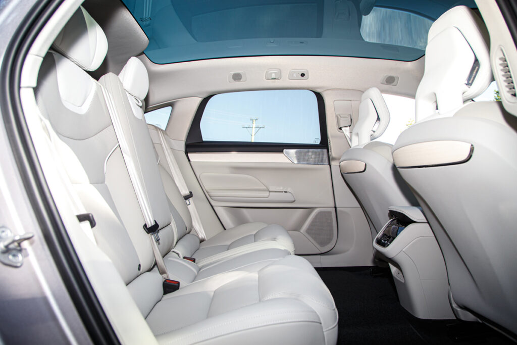 Volvo ES90 la Palatul Suter AutoExpert